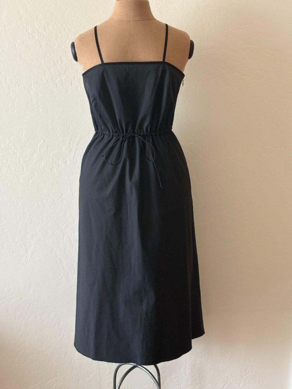 Banana Republic Spaghetti Strap Dress. Size 6. Black. Cute back.